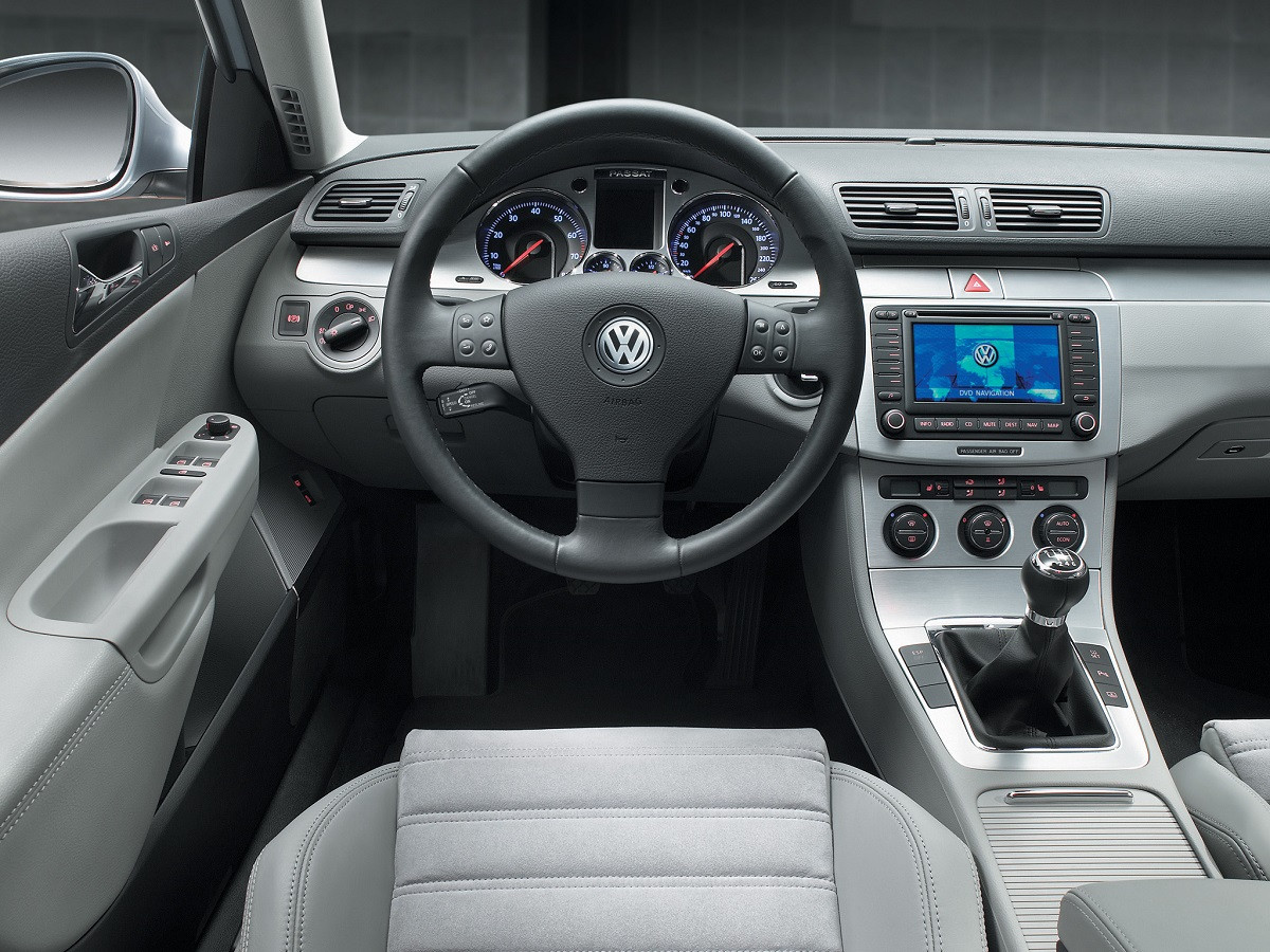 Volkswagen Passat B6 wnętrze